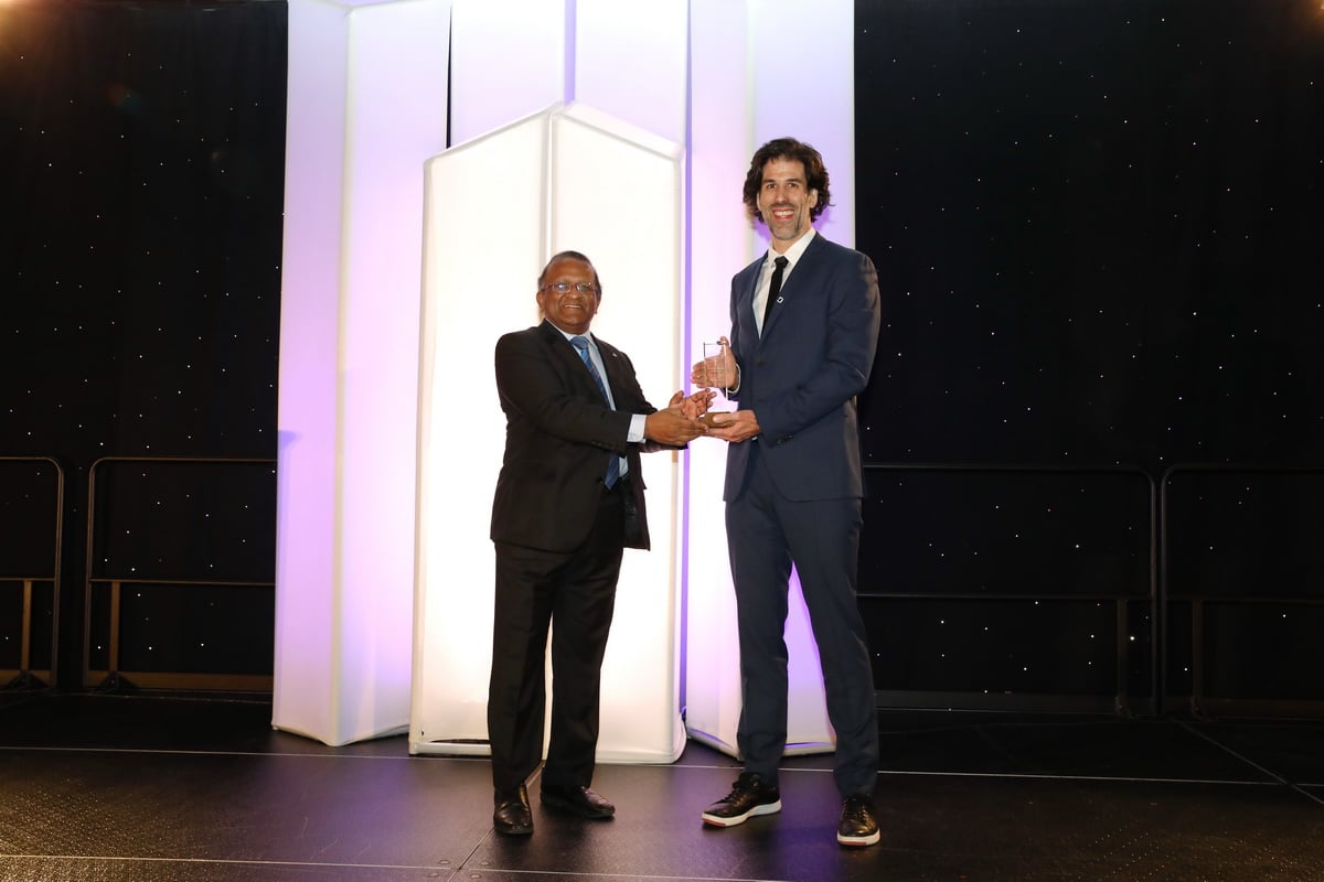 Le lauréat du Prix du Champion du bâtiment durable du CBDCA de 2022 est Alan DeSouza.